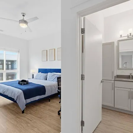 Skyline Retreat - Free Parking, Pool, Balcony *