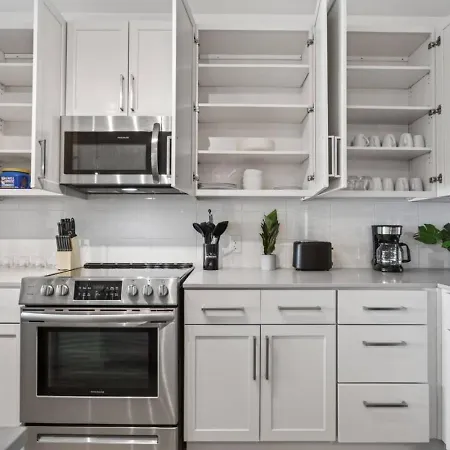 Apartment Queen Breeze - Parking, Pool, Walkable *