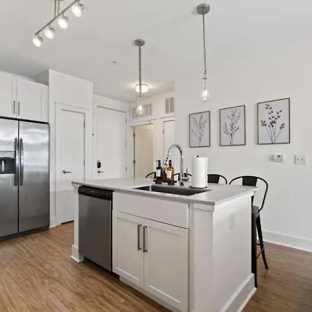 Queen Breeze - Parking, Pool, Walkable Apartment