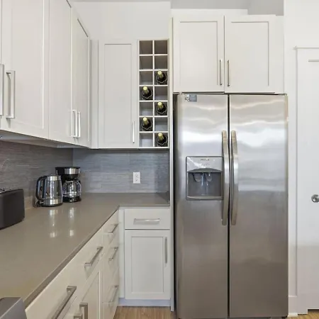 Apartment Skyline Retreat - Free Parking, Pool, Balcony