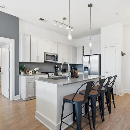 Skyline Retreat - Free Parking, Pool, Balcony