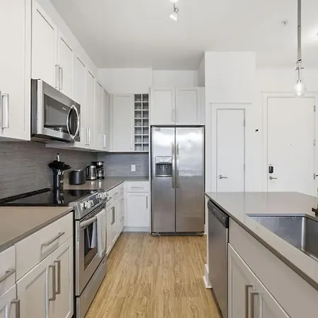 Skyline Retreat - Free Parking, Pool, Balcony Apartment