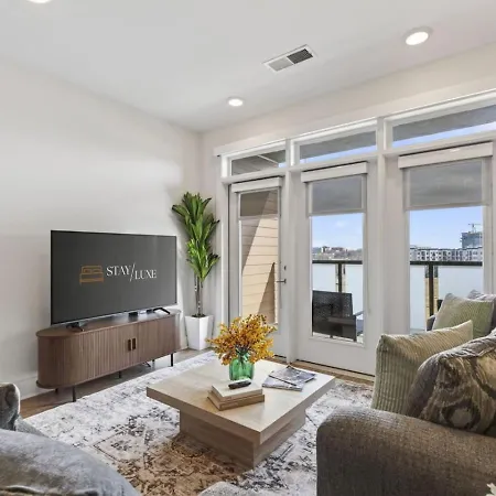 Queen Breeze - Parking, Pool, Walkable *