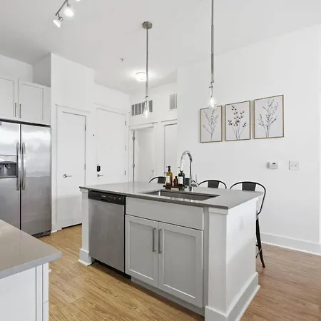 Skyline Retreat - Free Parking, Pool, Balcony * Charlotte