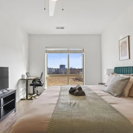 Queen Breeze - Parking, Pool, Walkable Apartment Charlotte
