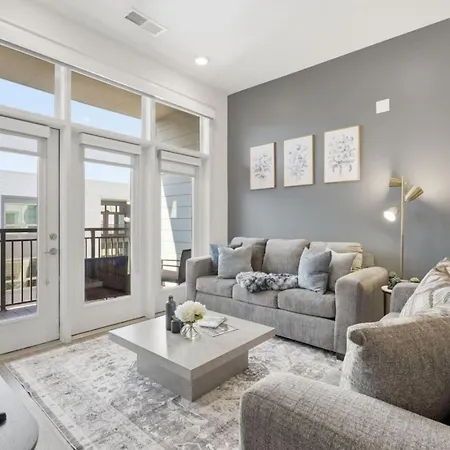 Skyline Retreat - Free Parking, Pool, Balcony Apartment