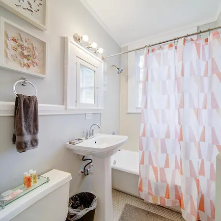 Holiday home Elegant And Colorful 1br With Covered Porch