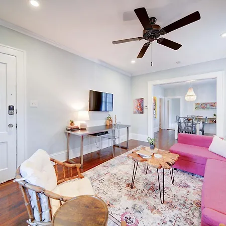 Holiday home Retro 1br In Elizabeth With Porch & Eclectic Design