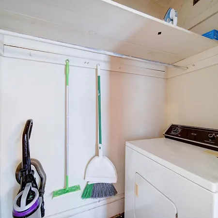 Retro 1br In Elizabeth With Porch & Eclectic Design Holiday home *