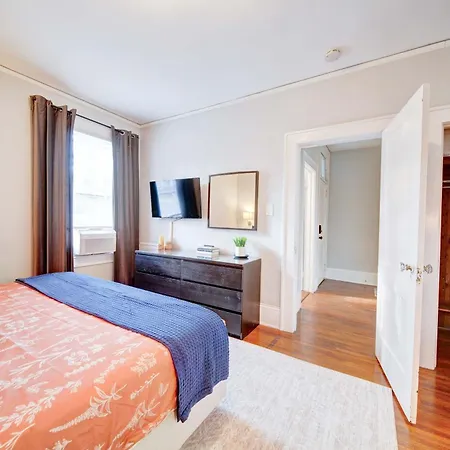 Holiday home Elegant And Colorful 1br With Covered Porch