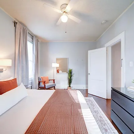 Retro 1br In Elizabeth With Porch & Eclectic Design Holiday home Charlotte