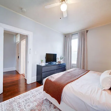Retro 1br In Elizabeth With Porch & Eclectic Design Holiday home Charlotte