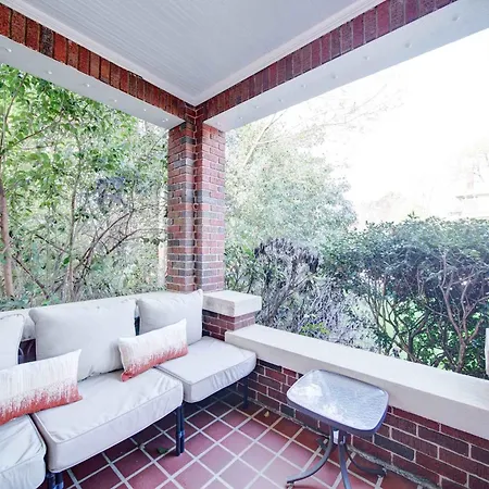 Holiday home Retro 1br In Elizabeth With Porch & Eclectic Design *
