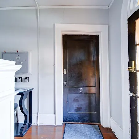 Retro 1br In Elizabeth With Porch & Eclectic Design Holiday home