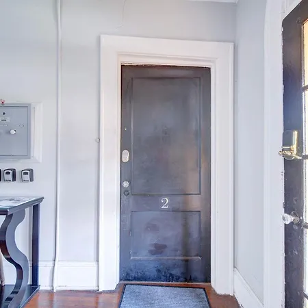 Holiday home Retro 1br In Elizabeth With Porch & Eclectic Design *