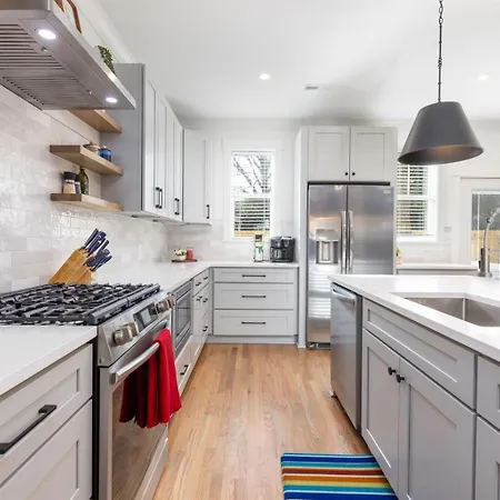 Bold Uptown Retreat - Hot Tub - 6 Beds Holiday home Charlotte