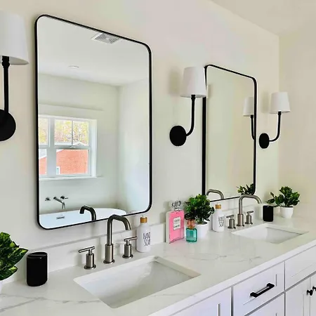 Bold Uptown Retreat - Hot Tub - 6 Beds Charlotte