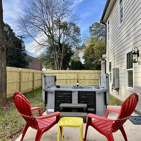 Bold Uptown Retreat - Hot Tub - 6 Beds Holiday home