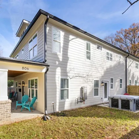 Bold Uptown Retreat - Hot Tub - 6 Beds Holiday home *