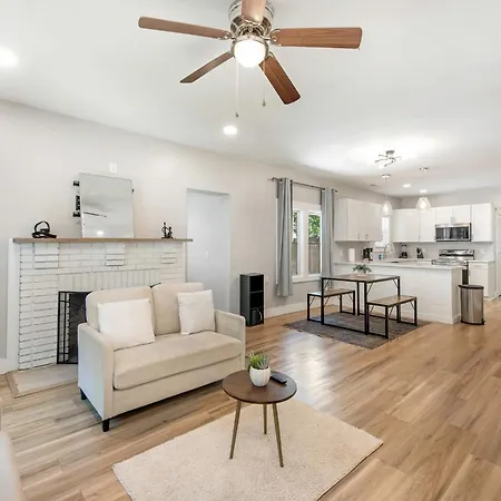Holiday home 4 Bedroom With Hot Tub, Corn Hole, & Smart Tv! Minutes To Uptown, Airport, Dining And Entertainment - Charlotte