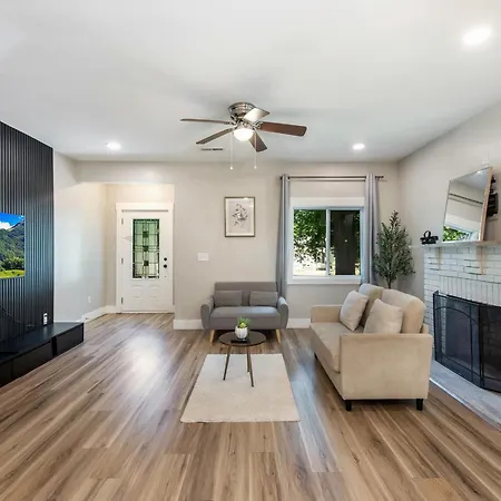 4 Bedroom With Hot Tub, Corn Hole, & Smart Tv! Minutes To Uptown, Airport, Dining And Entertainment -