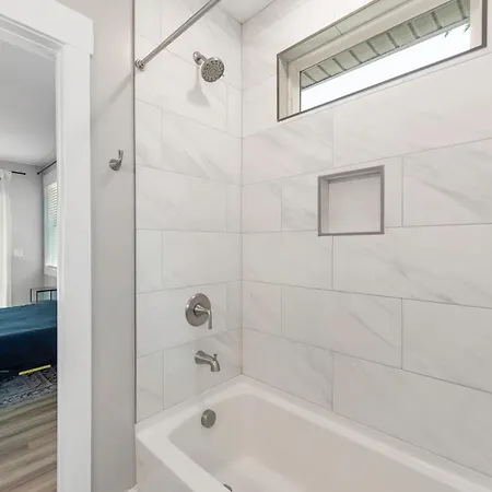 4 Bedroom With Hot Tub, Corn Hole, & Smart Tv! Minutes To Uptown, Airport, Dining And Entertainment - Holiday home