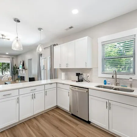4 Bedroom With Hot Tub, Corn Hole, & Smart Tv! Minutes To Uptown, Airport, Dining And Entertainment - Charlotte