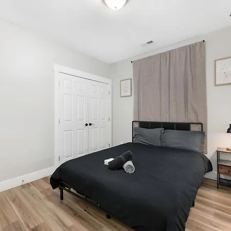 4 Bedroom With Hot Tub, Corn Hole, & Smart Tv! Minutes To Uptown, Airport, Dining And Entertainment - Holiday home *