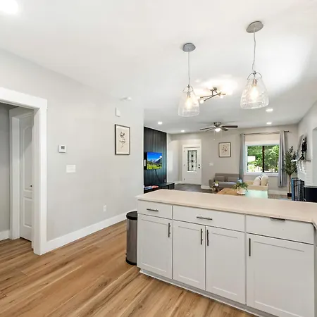 4 Bedroom With Hot Tub, Corn Hole, & Smart Tv! Minutes To Uptown, Airport, Dining And Entertainment - * Charlotte