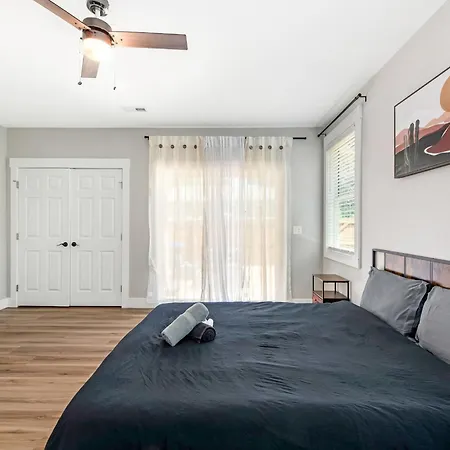 Holiday home 4 Bedroom With Hot Tub, Corn Hole, & Smart Tv! Minutes To Uptown, Airport, Dining And Entertainment -