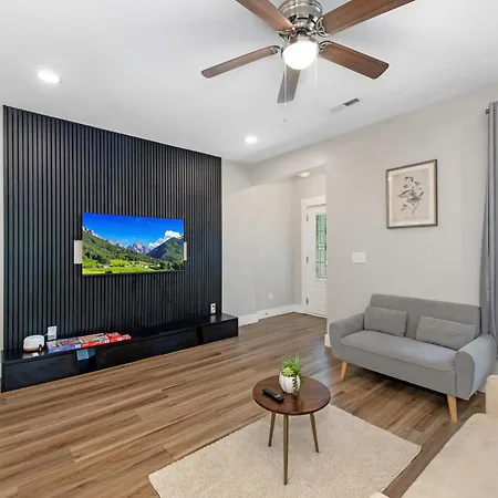 4 Bedroom With Hot Tub, Corn Hole, & Smart Tv! Minutes To Uptown, Airport, Dining And Entertainment - *