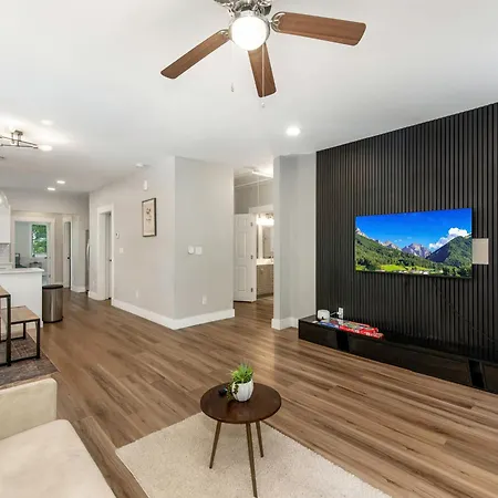 4 Bedroom With Hot Tub, Corn Hole, & Smart Tv! Minutes To Uptown, Airport, Dining And Entertainment - Holiday home