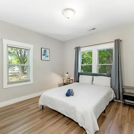 Holiday home 4 Bedroom With Hot Tub, Corn Hole, & Smart Tv! Minutes To Uptown, Airport, Dining And Entertainment - Charlotte