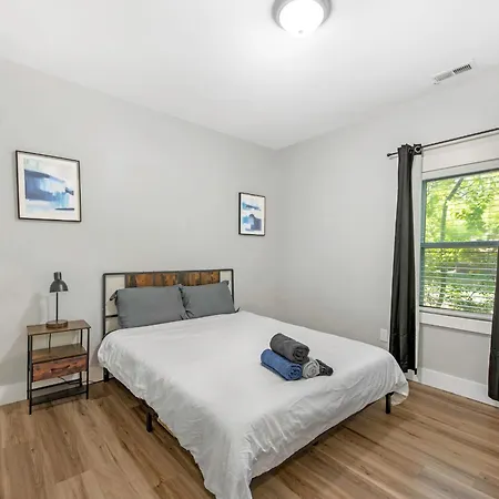 Holiday home 4 Bedroom With Hot Tub, Corn Hole, & Smart Tv! Minutes To Uptown, Airport, Dining And Entertainment -