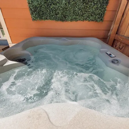 4 Bedroom With Hot Tub, Corn Hole, & Smart Tv! Minutes To Uptown, Airport, Dining And Entertainment - Holiday home Charlotte