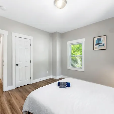 4 Bedroom With Hot Tub, Corn Hole, & Smart Tv! Minutes To Uptown, Airport, Dining And Entertainment - *