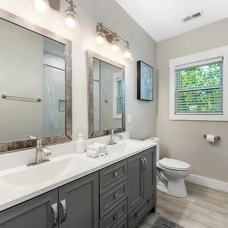 4 Bedroom With Hot Tub, Corn Hole, & Smart Tv! Minutes To Uptown, Airport, Dining And Entertainment - *