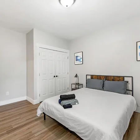 4 Bedroom With Hot Tub, Corn Hole, & Smart Tv! Minutes To Uptown, Airport, Dining And Entertainment - *