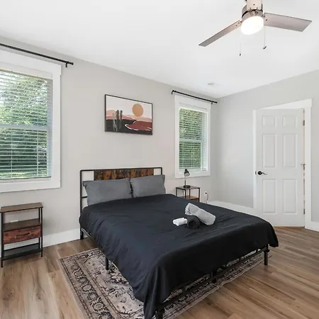 4 Bedroom With Hot Tub, Corn Hole, & Smart Tv! Minutes To Uptown, Airport, Dining And Entertainment - Holiday home Charlotte