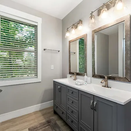 4 Bedroom With Hot Tub, Corn Hole, & Smart Tv! Minutes To Uptown, Airport, Dining And Entertainment - * Charlotte