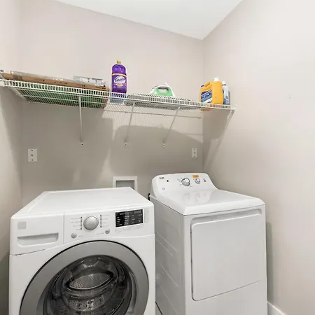 Holiday home 4 Bedroom With Hot Tub, Corn Hole, & Smart Tv! Minutes To Uptown, Airport, Dining And Entertainment - Charlotte