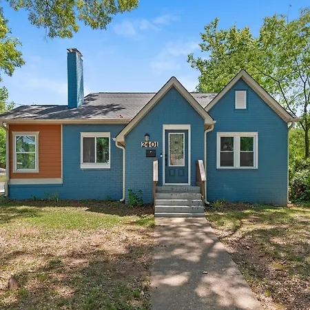 4 Bedroom With Hot Tub, Corn Hole, & Smart Tv! Minutes To Uptown, Airport, Dining And Entertainment - Charlotte
