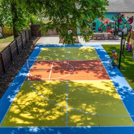 Holiday home Pool Oasis With Hot Tub, Pickleball Court And Games Near Uptown