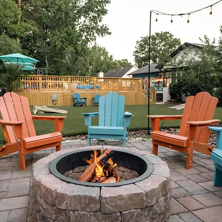 Pool Oasis With Hot Tub, Pickleball Court And Games Near Uptown Holiday home *