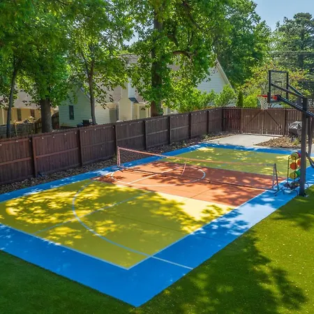 Pool Oasis With Hot Tub, Pickleball Court And Games Near Uptown *