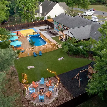 Pool Oasis With Hot Tub, Pickleball Court And Games Near Uptown Holiday home Charlotte