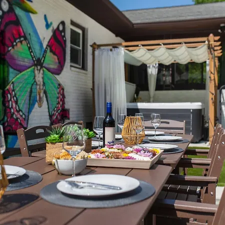 Pool Oasis With Hot Tub, Pickleball Court And Games Near Uptown Holiday home Charlotte