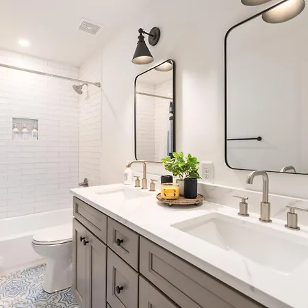 Bold Uptown Retreat - Hot Tub - 6 Beds *