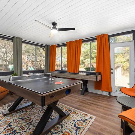 Pool Oasis With Hot Tub, Pickleball Court And Games Near Uptown Holiday home *
