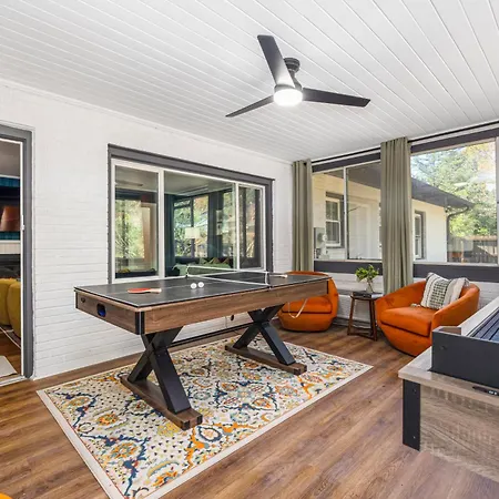 Pool Oasis With Hot Tub, Pickleball Court And Games Near Uptown Holiday home